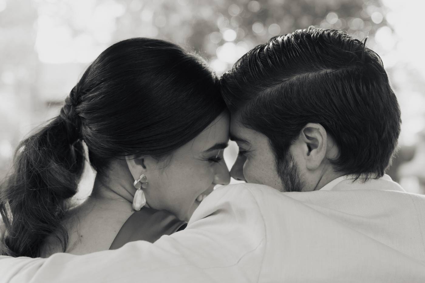 Gabriela y Eduardo frente a frente, en blanco y negro