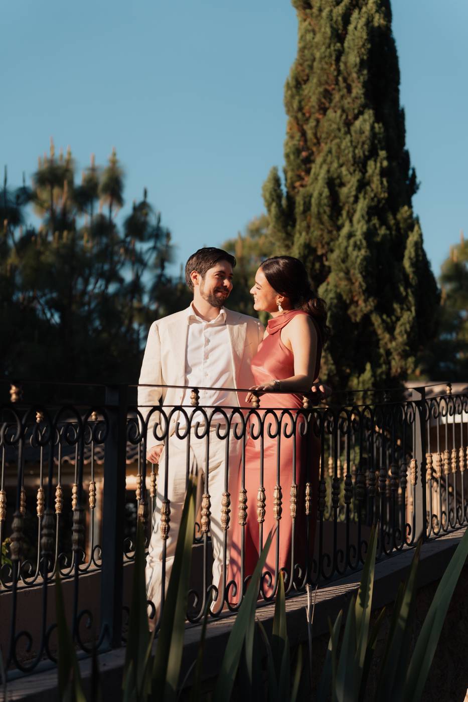 Gabriela y Eduardo en un balcón de herrería