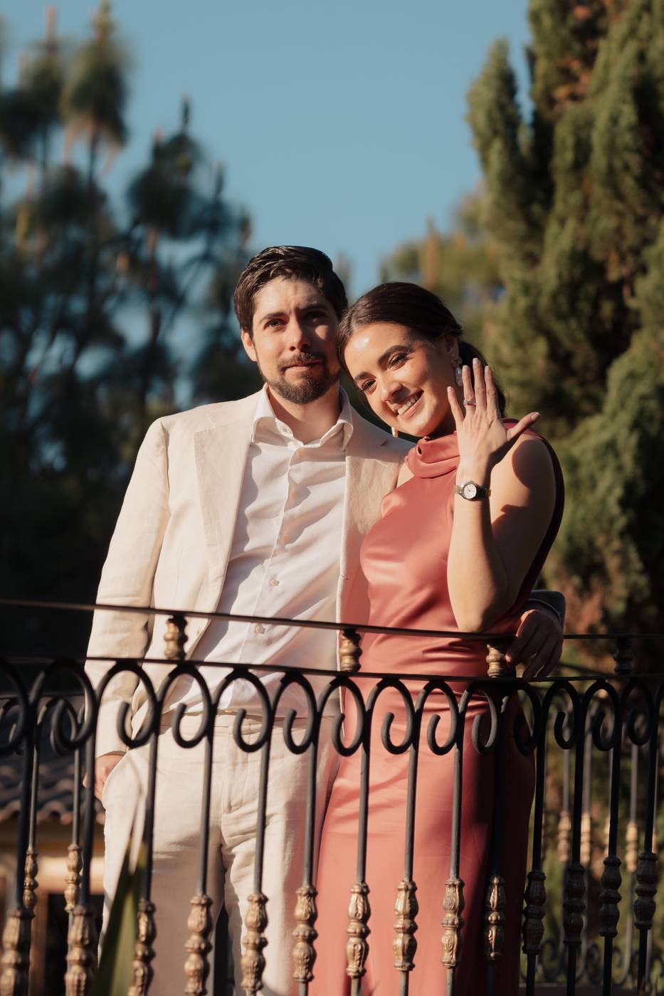 Gabriela y Eduardo sonriendo en el balcón